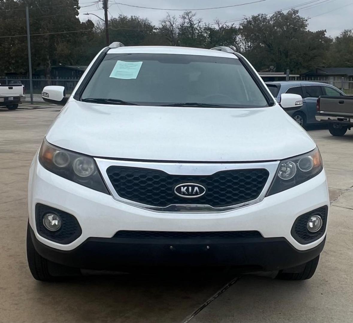 2013 White KIA SORENTO LX (5XYKT3A66DG) with an 2.4L engine, Automatic transmission, located at 4415 NE 28th St, Haltom City, TX, 76117, (817) 222-9334, 32.795322, -97.280937 - Photo#4