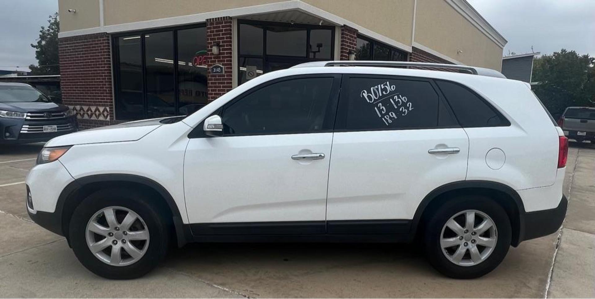 2013 White KIA SORENTO LX (5XYKT3A66DG) with an 2.4L engine, Automatic transmission, located at 4415 NE 28th St, Haltom City, TX, 76117, (817) 222-9334, 32.795322, -97.280937 - Photo#5