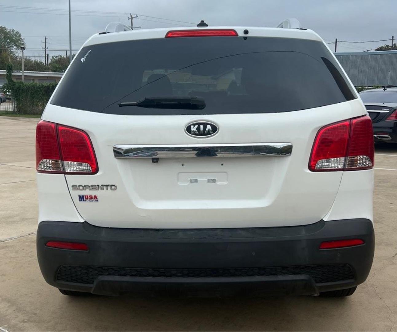 2013 White KIA SORENTO LX (5XYKT3A66DG) with an 2.4L engine, Automatic transmission, located at 4415 NE 28th St, Haltom City, TX, 76117, (817) 222-9334, 32.795322, -97.280937 - Photo#6