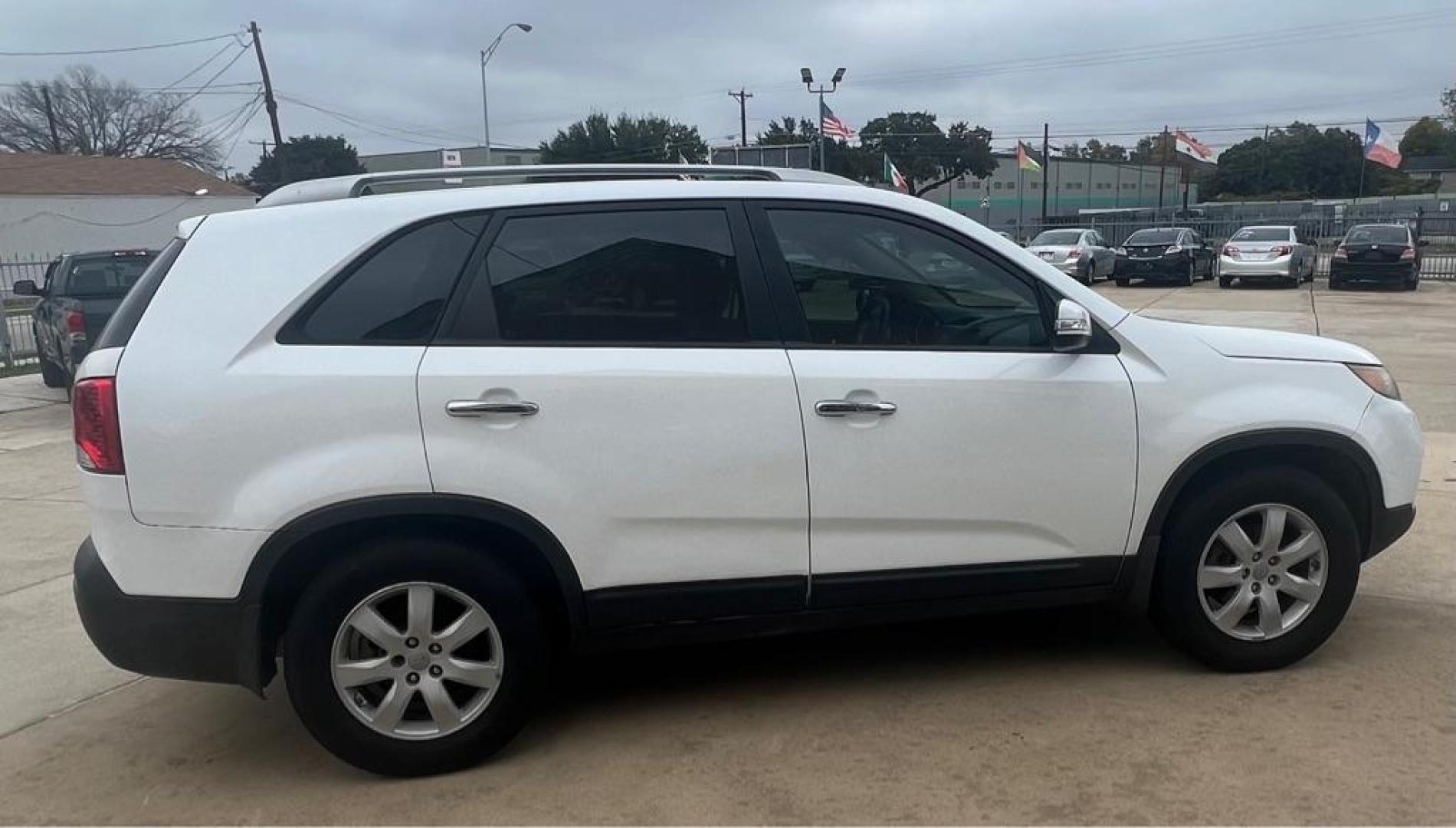 2013 White KIA SORENTO LX (5XYKT3A66DG) with an 2.4L engine, Automatic transmission, located at 4415 NE 28th St, Haltom City, TX, 76117, (817) 222-9334, 32.795322, -97.280937 - Photo#7