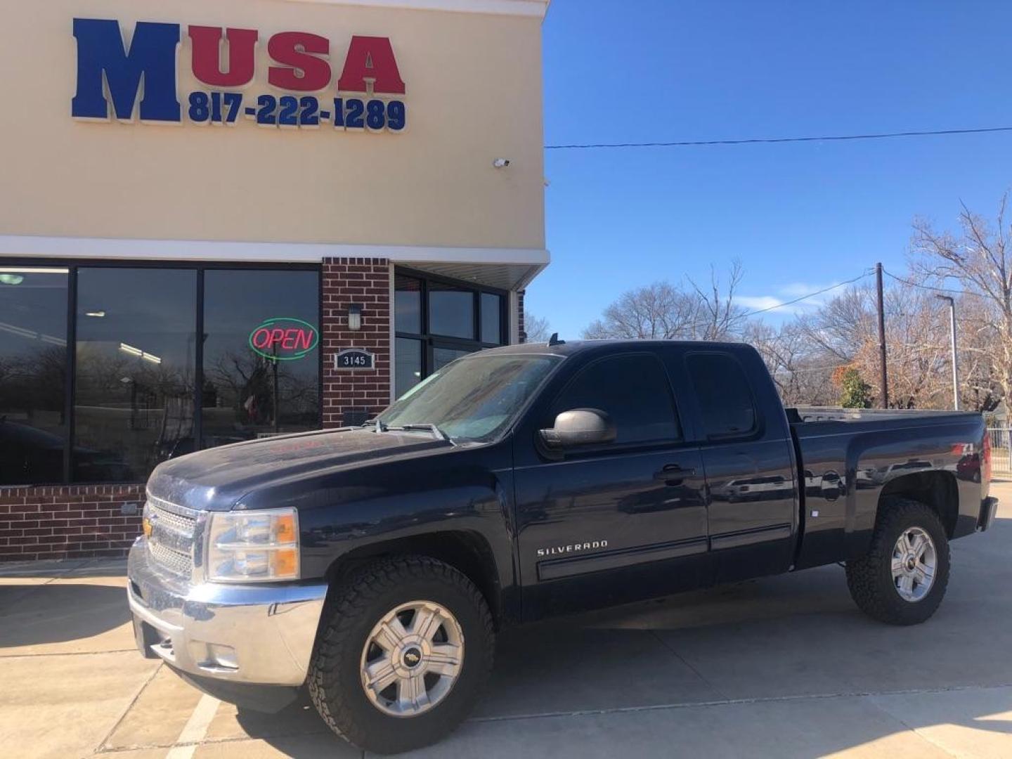 2012 BLUE CHEVROLET SILVERADO 1500 LT (1GCRKSE71CZ) with an 5.3L engine, Automatic transmission, located at 4415 NE 28th St, Haltom City, TX, 76117, (817) 222-9334, 32.795322, -97.280937 - Photo#0