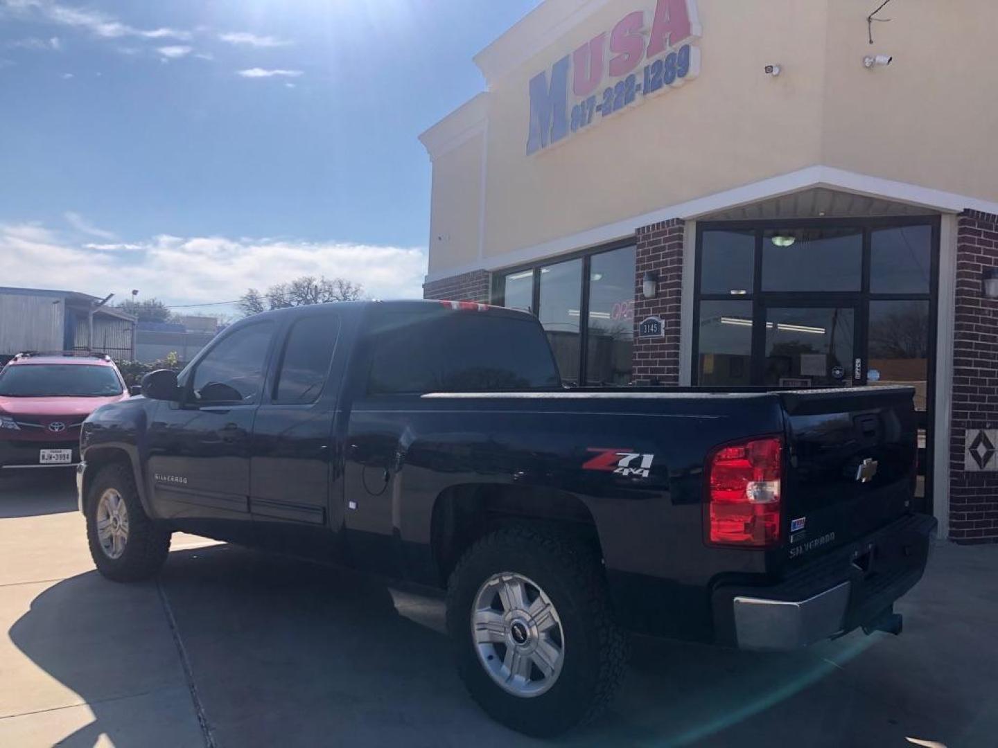 2012 BLUE CHEVROLET SILVERADO 1500 LT (1GCRKSE71CZ) with an 5.3L engine, Automatic transmission, located at 4415 NE 28th St, Haltom City, TX, 76117, (817) 222-9334, 32.795322, -97.280937 - Photo#1