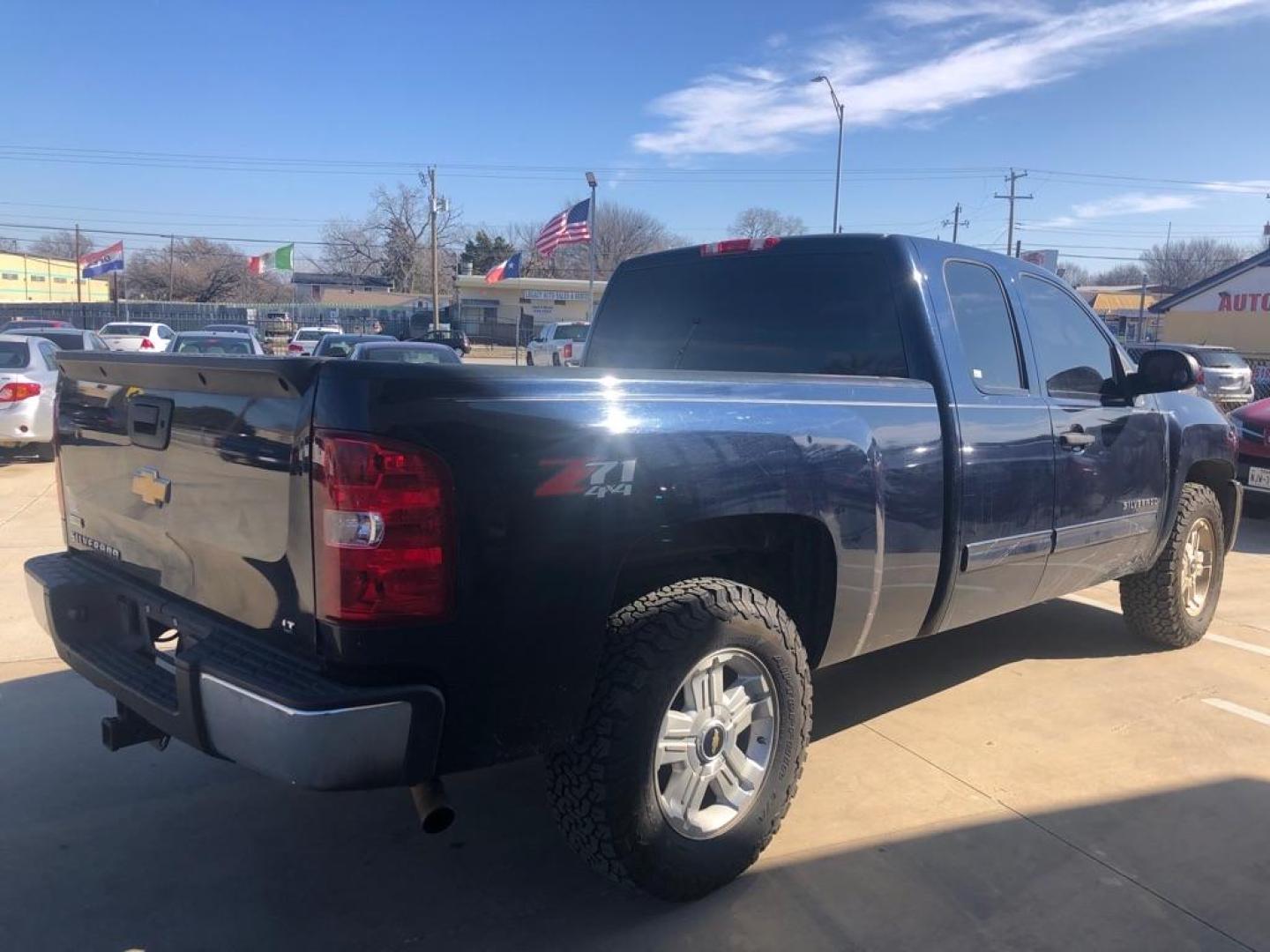 2012 BLUE CHEVROLET SILVERADO 1500 LT (1GCRKSE71CZ) with an 5.3L engine, Automatic transmission, located at 4415 NE 28th St, Haltom City, TX, 76117, (817) 222-9334, 32.795322, -97.280937 - Photo#3