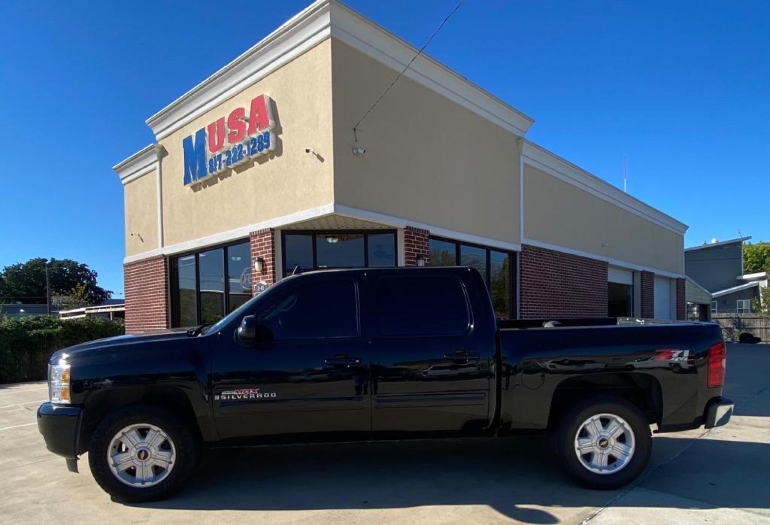 2009 BLACK CHEVROLET SILVERADO 1500 LTZ (3GCEK33329G) with an 5.3L engine, Automatic transmission, located at 4415 NE 28th St, Haltom City, TX, 76117, (817) 222-9334, 32.795322, -97.280937 - Photo#0