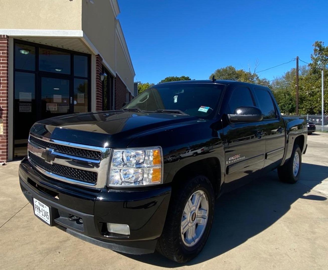 2009 BLACK CHEVROLET SILVERADO 1500 LTZ (3GCEK33329G) with an 5.3L engine, Automatic transmission, located at 4415 NE 28th St, Haltom City, TX, 76117, (817) 222-9334, 32.795322, -97.280937 - Photo#1