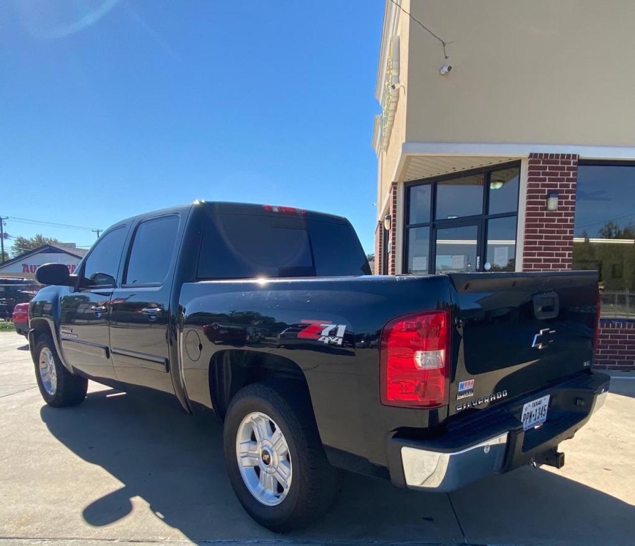 2009 BLACK CHEVROLET SILVERADO 1500 LTZ (3GCEK33329G) with an 5.3L engine, Automatic transmission, located at 4415 NE 28th St, Haltom City, TX, 76117, (817) 222-9334, 32.795322, -97.280937 - Photo#2