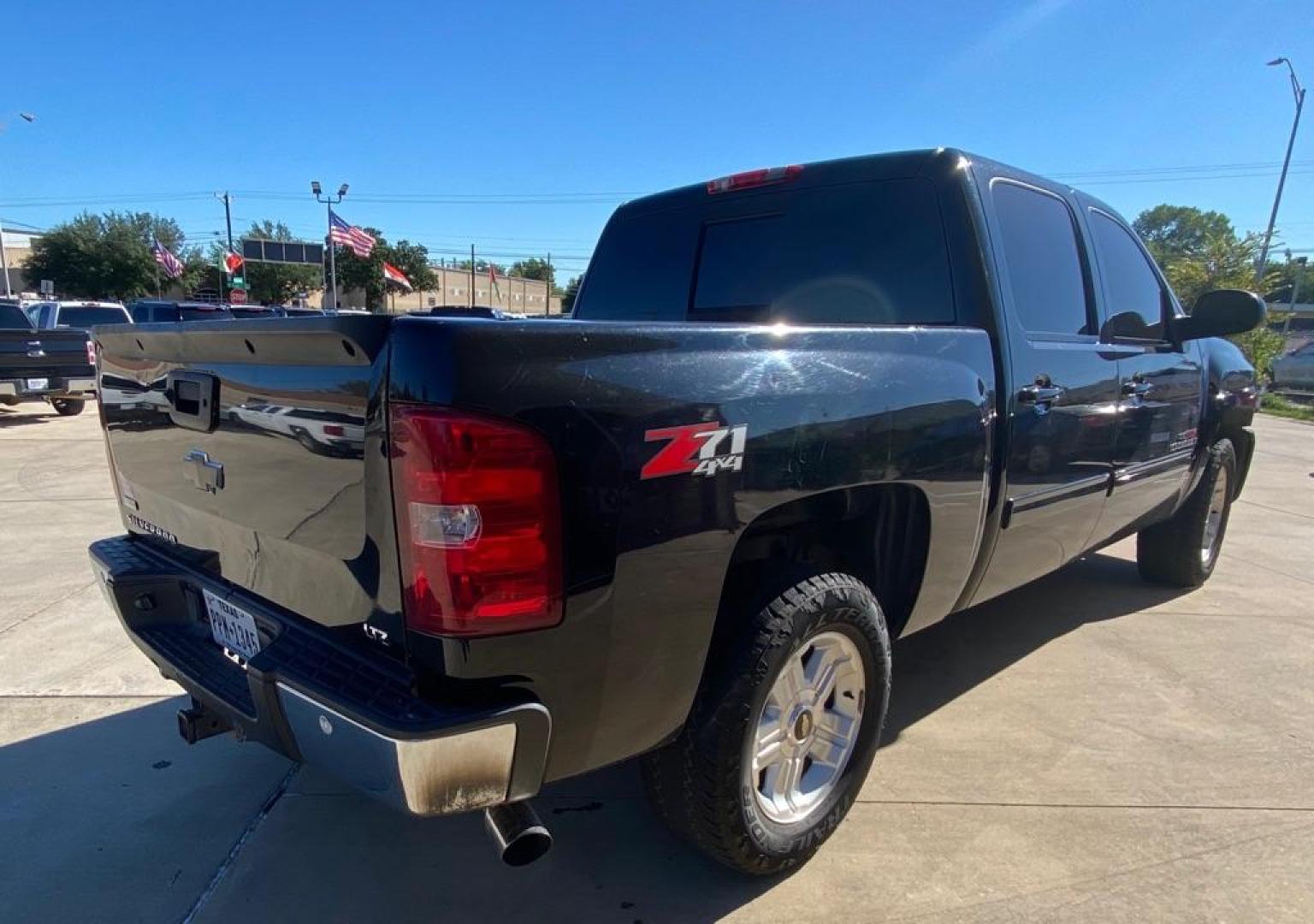 2009 BLACK CHEVROLET SILVERADO 1500 LTZ (3GCEK33329G) with an 5.3L engine, Automatic transmission, located at 4415 NE 28th St, Haltom City, TX, 76117, (817) 222-9334, 32.795322, -97.280937 - Photo#3