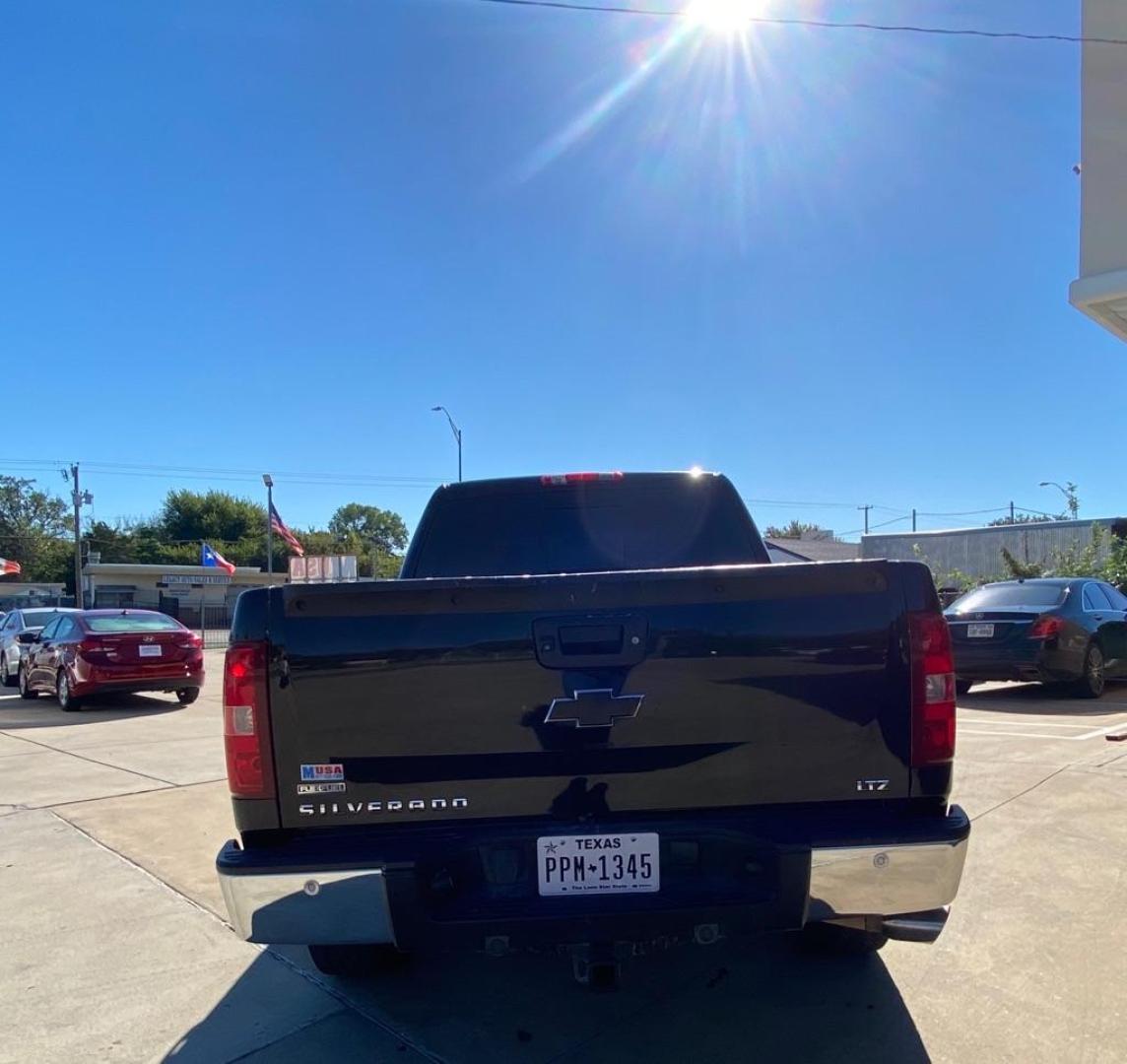 2009 BLACK CHEVROLET SILVERADO 1500 LTZ (3GCEK33329G) with an 5.3L engine, Automatic transmission, located at 4415 NE 28th St, Haltom City, TX, 76117, (817) 222-9334, 32.795322, -97.280937 - Photo#6