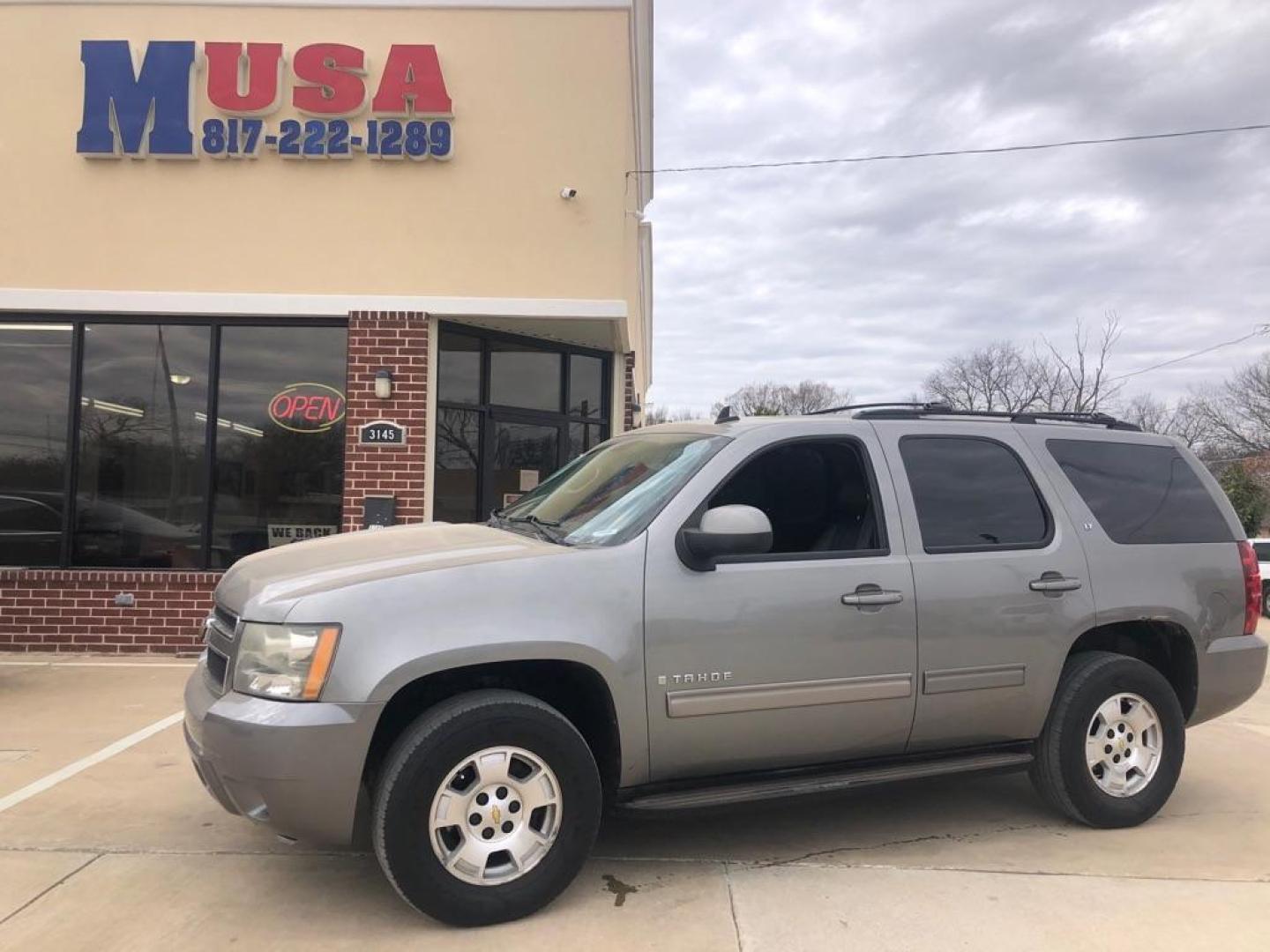 2009 GRAY CHEVROLET TAHOE 1500 LT (1GNFK23019R) with an 5.3L engine, Automatic transmission, located at 4415 NE 28th St, Haltom City, TX, 76117, (817) 222-9334, 32.795322, -97.280937 - Photo#0