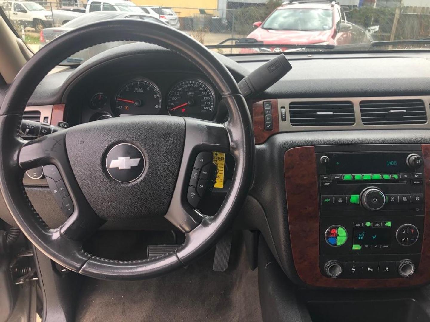 2009 GRAY CHEVROLET TAHOE 1500 LT (1GNFK23019R) with an 5.3L engine, Automatic transmission, located at 4415 NE 28th St, Haltom City, TX, 76117, (817) 222-9334, 32.795322, -97.280937 - Photo#9