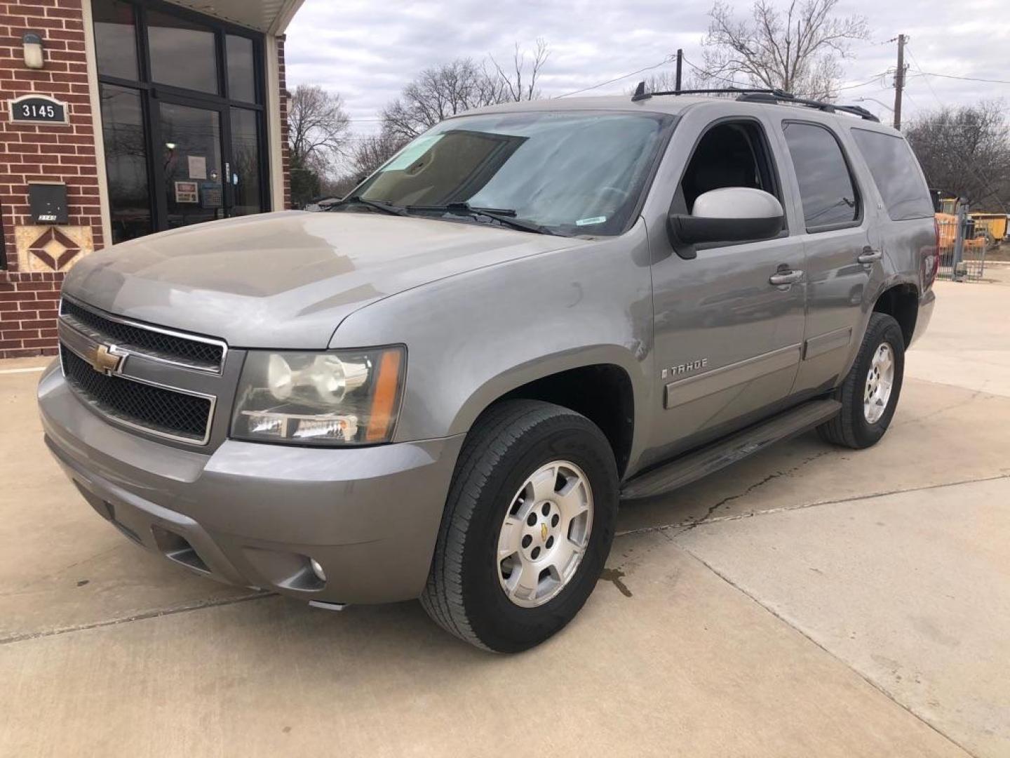 2009 GRAY CHEVROLET TAHOE 1500 LT (1GNFK23019R) with an 5.3L engine, Automatic transmission, located at 4415 NE 28th St, Haltom City, TX, 76117, (817) 222-9334, 32.795322, -97.280937 - Photo#1