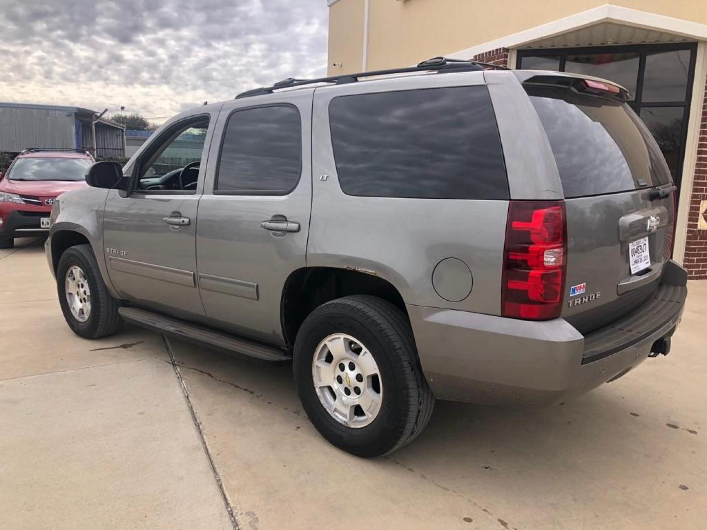 2009 GRAY CHEVROLET TAHOE 1500 LT (1GNFK23019R) with an 5.3L engine, Automatic transmission, located at 4415 NE 28th St, Haltom City, TX, 76117, (817) 222-9334, 32.795322, -97.280937 - Photo#2