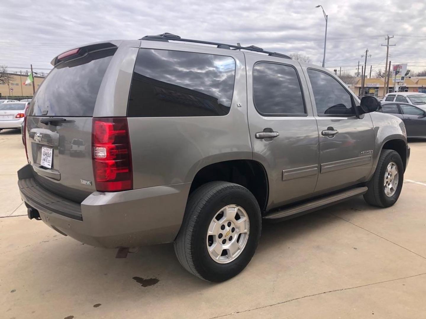 2009 GRAY CHEVROLET TAHOE 1500 LT (1GNFK23019R) with an 5.3L engine, Automatic transmission, located at 4415 NE 28th St, Haltom City, TX, 76117, (817) 222-9334, 32.795322, -97.280937 - Photo#3