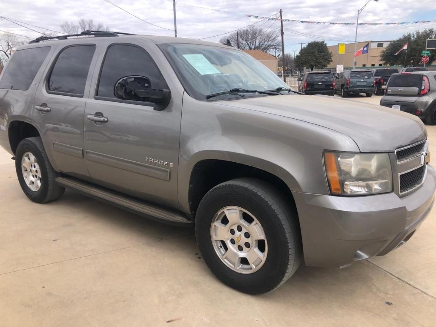 2009 GRAY CHEVROLET TAHOE 1500 LT (1GNFK23019R) with an 5.3L engine, Automatic transmission, located at 4415 NE 28th St, Haltom City, TX, 76117, (817) 222-9334, 32.795322, -97.280937 - Photo#4