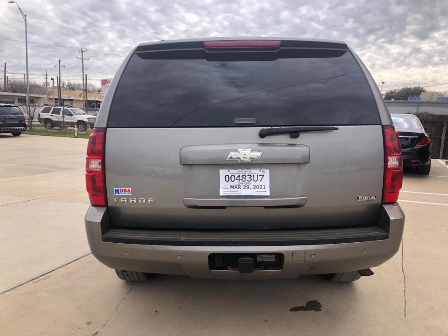 2009 GRAY CHEVROLET TAHOE 1500 LT (1GNFK23019R) with an 5.3L engine, Automatic transmission, located at 4415 NE 28th St, Haltom City, TX, 76117, (817) 222-9334, 32.795322, -97.280937 - Photo#5