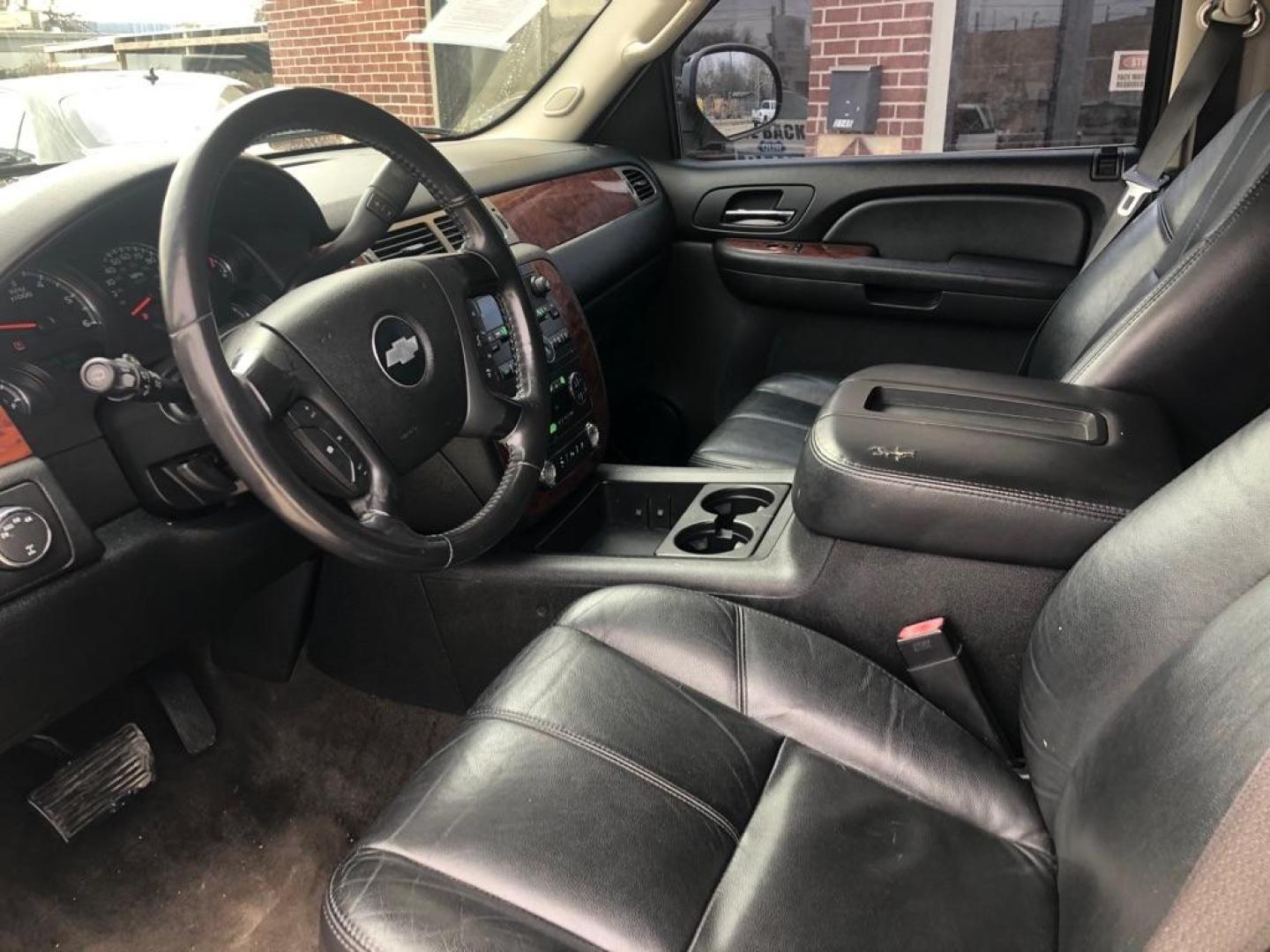 2009 GRAY CHEVROLET TAHOE 1500 LT (1GNFK23019R) with an 5.3L engine, Automatic transmission, located at 4415 NE 28th St, Haltom City, TX, 76117, (817) 222-9334, 32.795322, -97.280937 - Photo#6