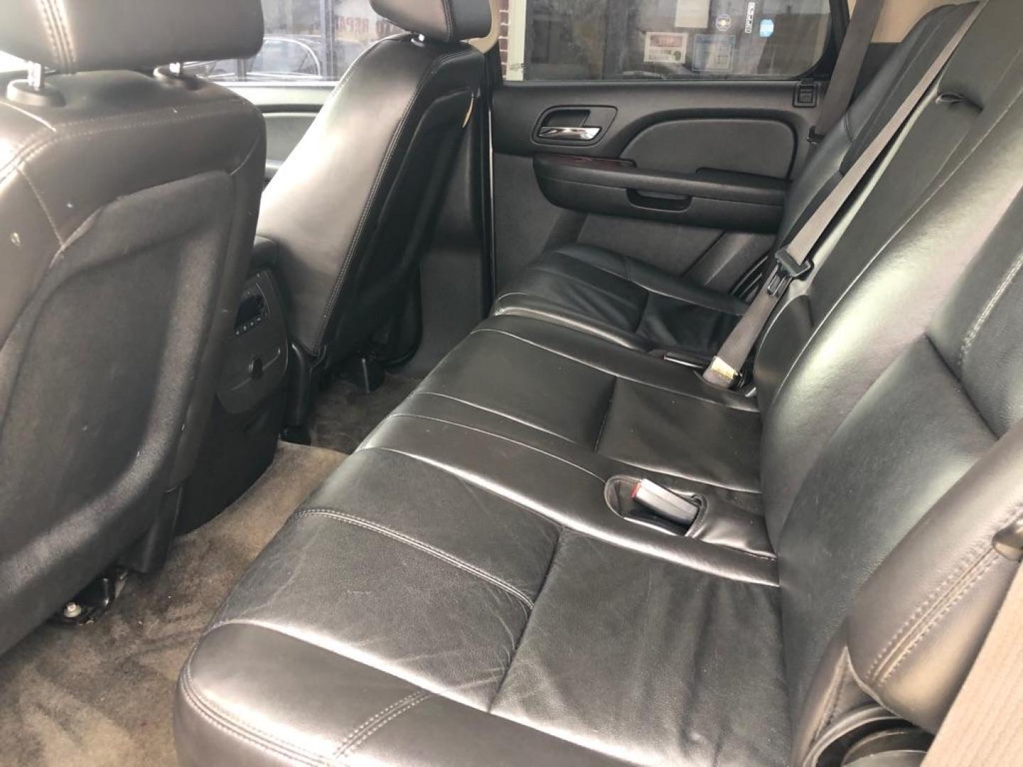 2009 GRAY CHEVROLET TAHOE 1500 LT (1GNFK23019R) with an 5.3L engine, Automatic transmission, located at 4415 NE 28th St, Haltom City, TX, 76117, (817) 222-9334, 32.795322, -97.280937 - Photo#7