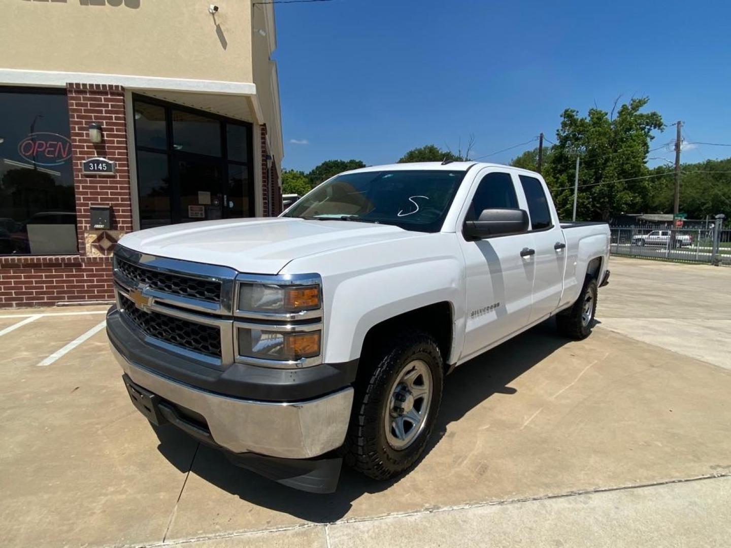 2014 WHITE CHEVROLET SILVERADO 1500 (1GCRCPEH0EZ) with an 4.3L engine, Automatic transmission, located at 4415 NE 28th St, Haltom City, TX, 76117, (817) 222-9334, 32.795322, -97.280937 - Photo#0