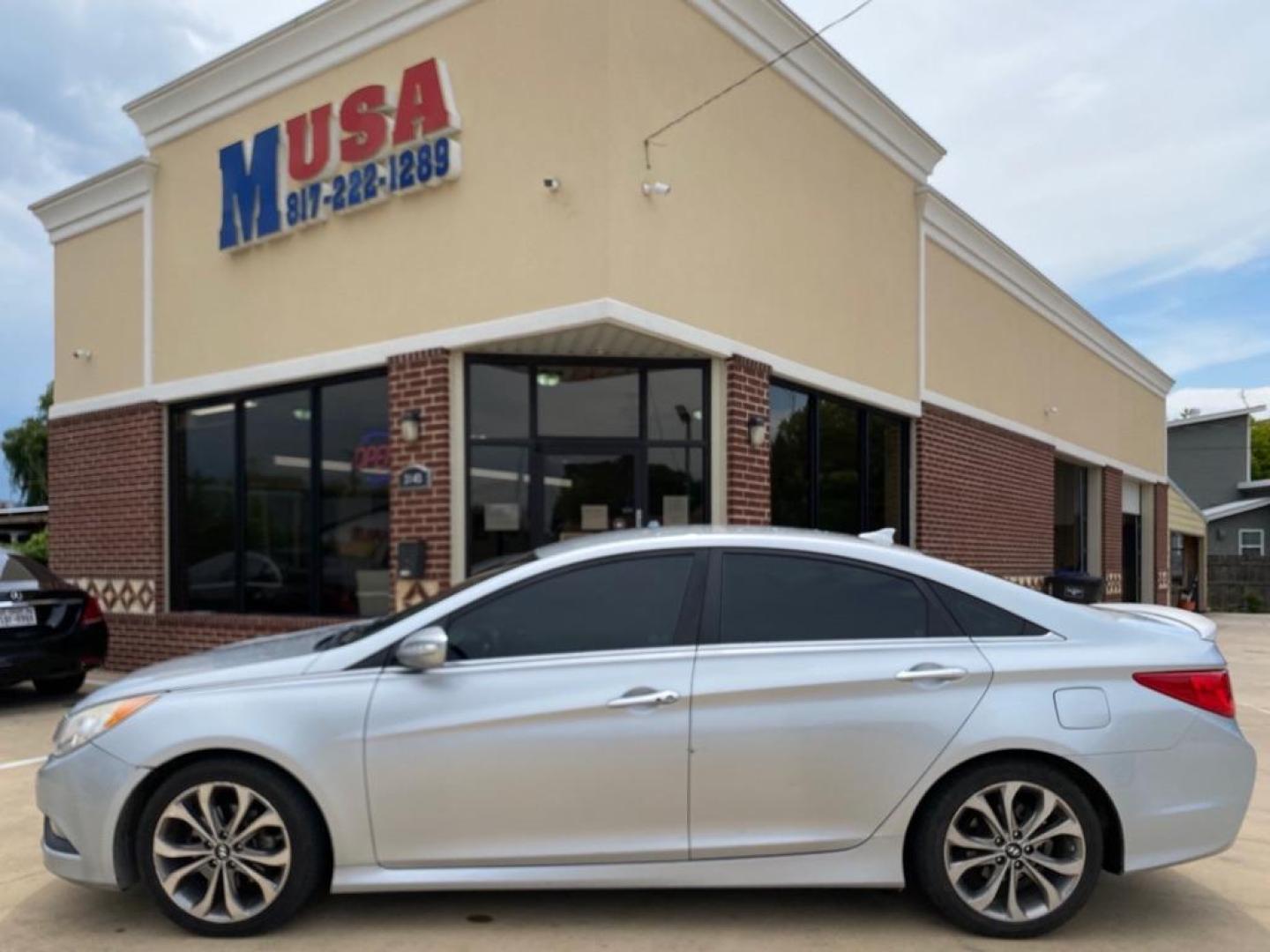 2014 SILVER HYUNDAI SONATA SE (5NPEC4AB9EH) with an 2.0L engine, Automatic transmission, located at 4415 NE 28th St, Haltom City, TX, 76117, (817) 222-9334, 32.795322, -97.280937 - Photo#0