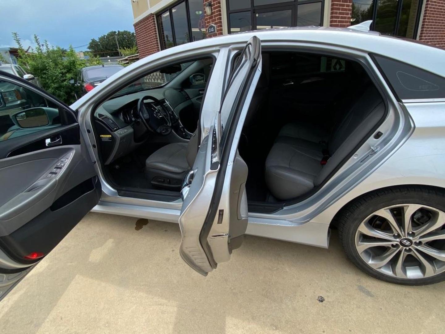 2014 SILVER HYUNDAI SONATA SE (5NPEC4AB9EH) with an 2.0L engine, Automatic transmission, located at 4415 NE 28th St, Haltom City, TX, 76117, (817) 222-9334, 32.795322, -97.280937 - Photo#9