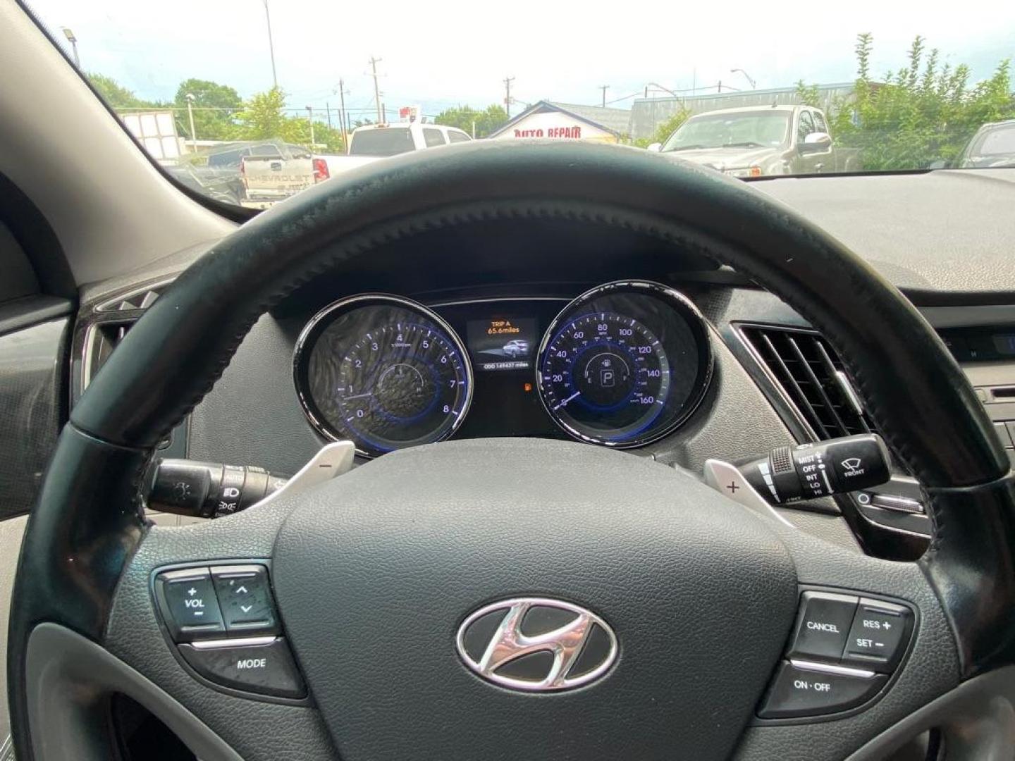 2014 SILVER HYUNDAI SONATA SE (5NPEC4AB9EH) with an 2.0L engine, Automatic transmission, located at 4415 NE 28th St, Haltom City, TX, 76117, (817) 222-9334, 32.795322, -97.280937 - Photo#12