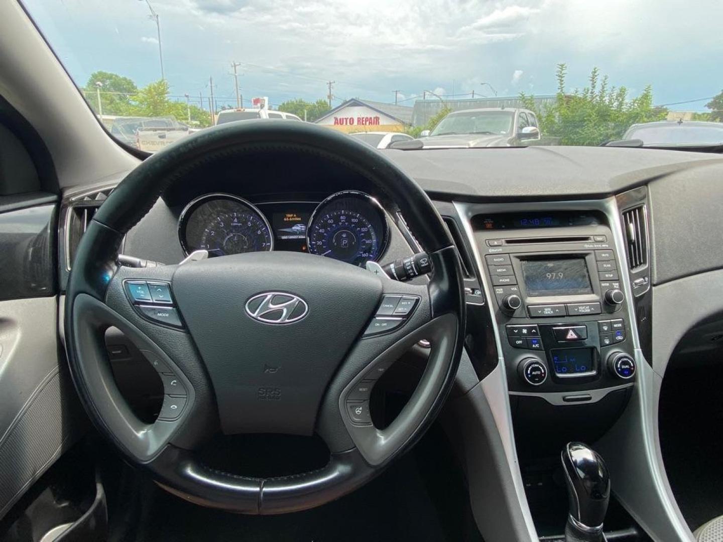 2014 SILVER HYUNDAI SONATA SE (5NPEC4AB9EH) with an 2.0L engine, Automatic transmission, located at 4415 NE 28th St, Haltom City, TX, 76117, (817) 222-9334, 32.795322, -97.280937 - Photo#13