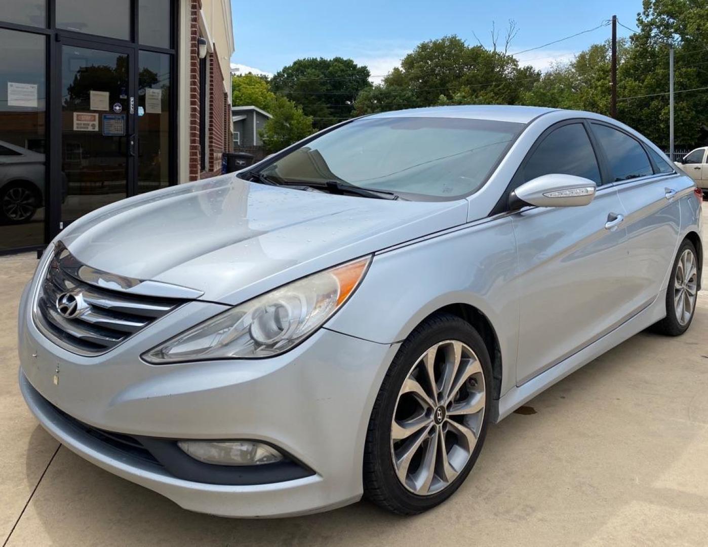 2014 SILVER HYUNDAI SONATA SE (5NPEC4AB9EH) with an 2.0L engine, Automatic transmission, located at 4415 NE 28th St, Haltom City, TX, 76117, (817) 222-9334, 32.795322, -97.280937 - Photo#1