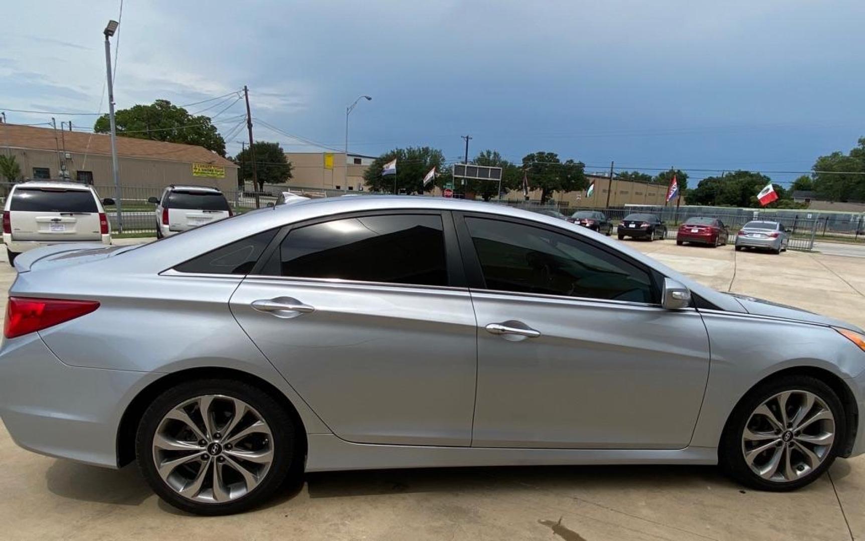 2014 SILVER HYUNDAI SONATA SE (5NPEC4AB9EH) with an 2.0L engine, Automatic transmission, located at 4415 NE 28th St, Haltom City, TX, 76117, (817) 222-9334, 32.795322, -97.280937 - Photo#8