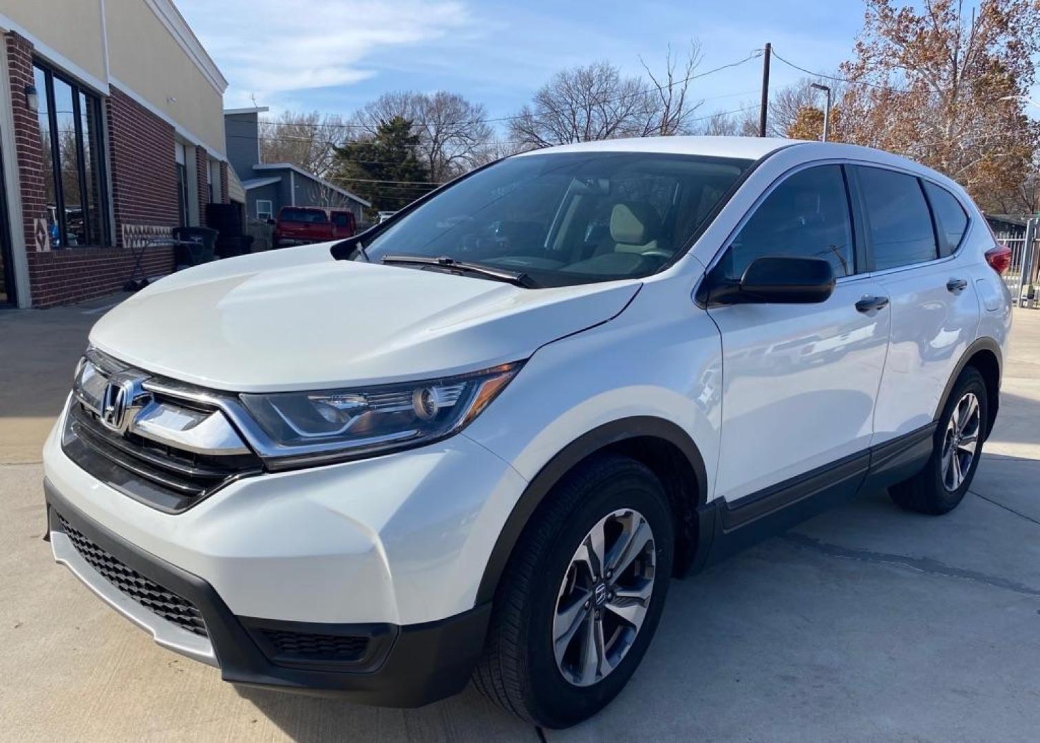 2019 WHITE HONDA CR-V LX (2HKRW5H39KH) with an 2.4L engine, Continuously Variable transmission, located at 4415 NE 28th St, Haltom City, TX, 76117, (817) 222-9334, 32.795322, -97.280937 - Photo#3