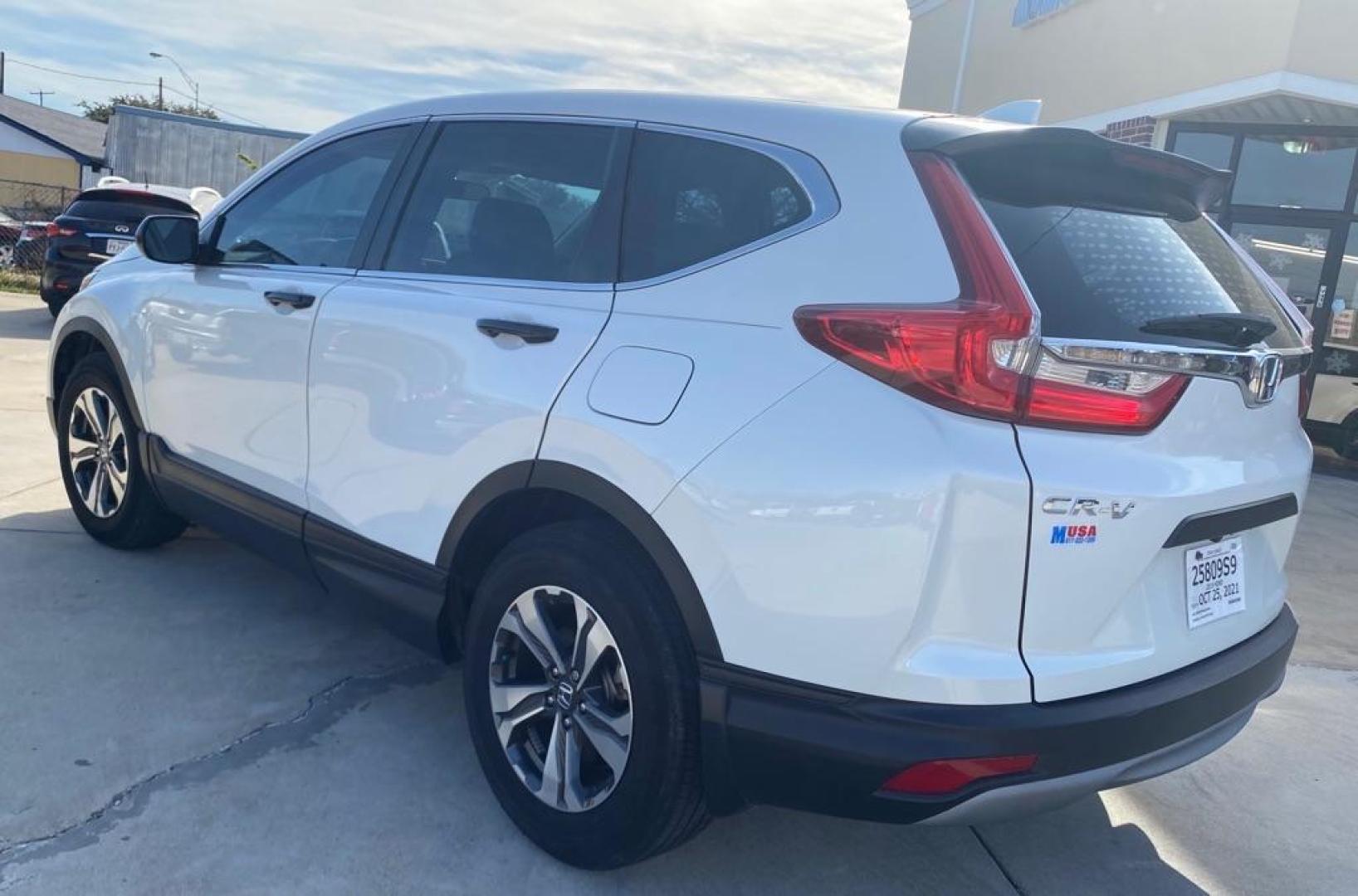 2019 WHITE HONDA CR-V LX (2HKRW5H39KH) with an 2.4L engine, Continuously Variable transmission, located at 4415 NE 28th St, Haltom City, TX, 76117, (817) 222-9334, 32.795322, -97.280937 - Photo#4