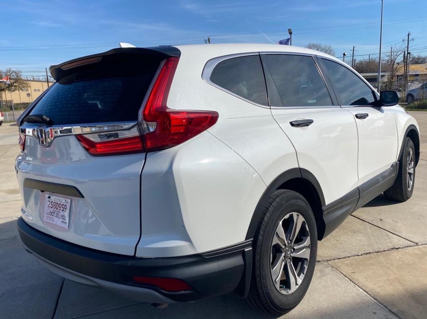 2019 WHITE HONDA CR-V LX (2HKRW5H39KH) with an 2.4L engine, Continuously Variable transmission, located at 4415 NE 28th St, Haltom City, TX, 76117, (817) 222-9334, 32.795322, -97.280937 - Photo#2