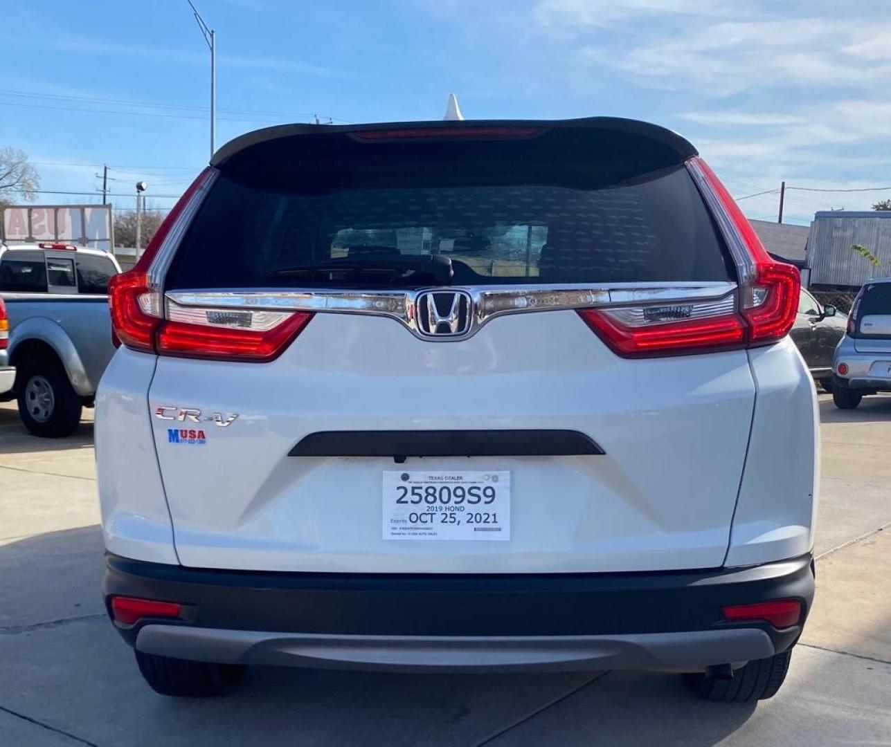 2019 WHITE HONDA CR-V LX (2HKRW5H39KH) with an 2.4L engine, Continuously Variable transmission, located at 4415 NE 28th St, Haltom City, TX, 76117, (817) 222-9334, 32.795322, -97.280937 - Photo#6