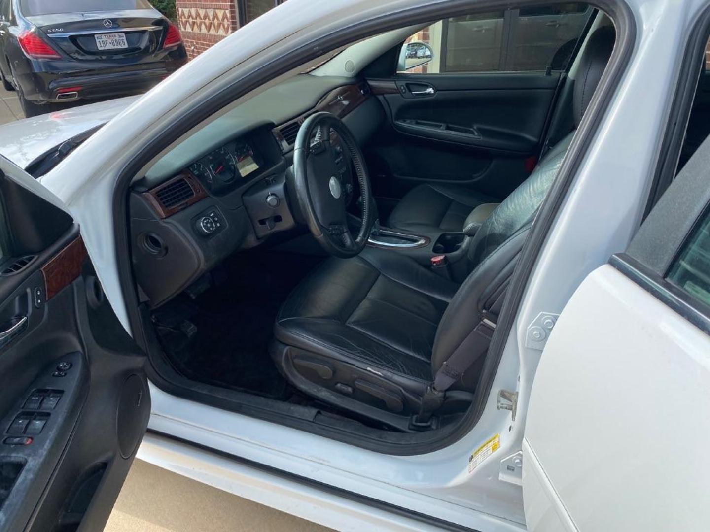 2011 WHITE CHEVROLET IMPALA LT (2G1WG5EK8B1) with an 3.5L engine, Automatic transmission, located at 4415 NE 28th St, Haltom City, TX, 76117, (817) 222-9334, 32.795322, -97.280937 - Photo#10