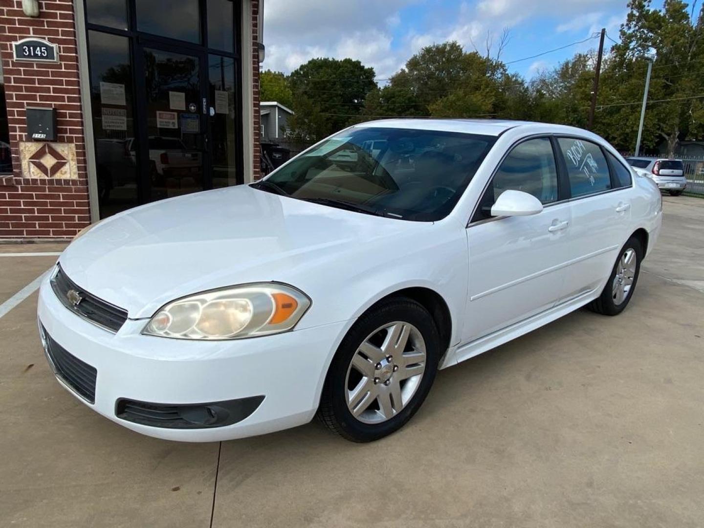 2011 WHITE CHEVROLET IMPALA LT (2G1WG5EK8B1) with an 3.5L engine, Automatic transmission, located at 4415 NE 28th St, Haltom City, TX, 76117, (817) 222-9334, 32.795322, -97.280937 - Photo#1