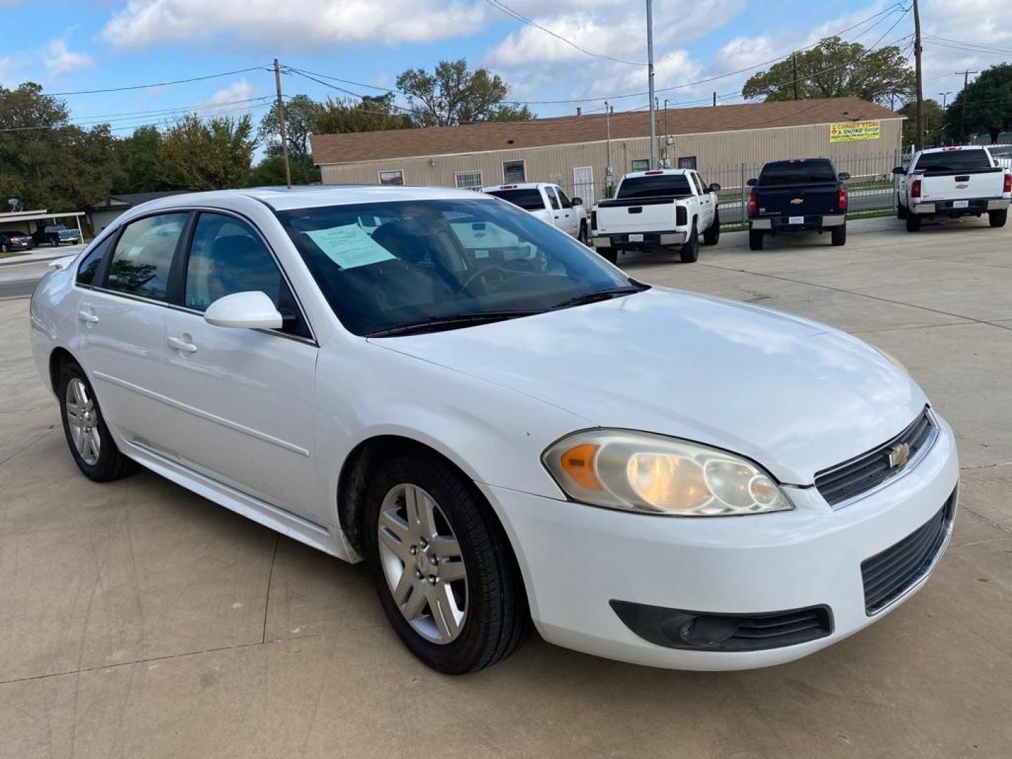 2011 WHITE CHEVROLET IMPALA LT (2G1WG5EK8B1) with an 3.5L engine, Automatic transmission, located at 4415 NE 28th St, Haltom City, TX, 76117, (817) 222-9334, 32.795322, -97.280937 - Photo#4