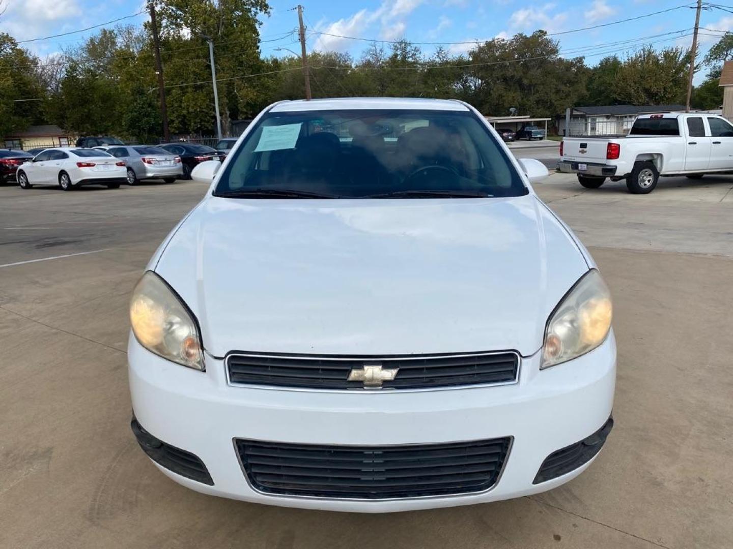 2011 WHITE CHEVROLET IMPALA LT (2G1WG5EK8B1) with an 3.5L engine, Automatic transmission, located at 4415 NE 28th St, Haltom City, TX, 76117, (817) 222-9334, 32.795322, -97.280937 - Photo#5