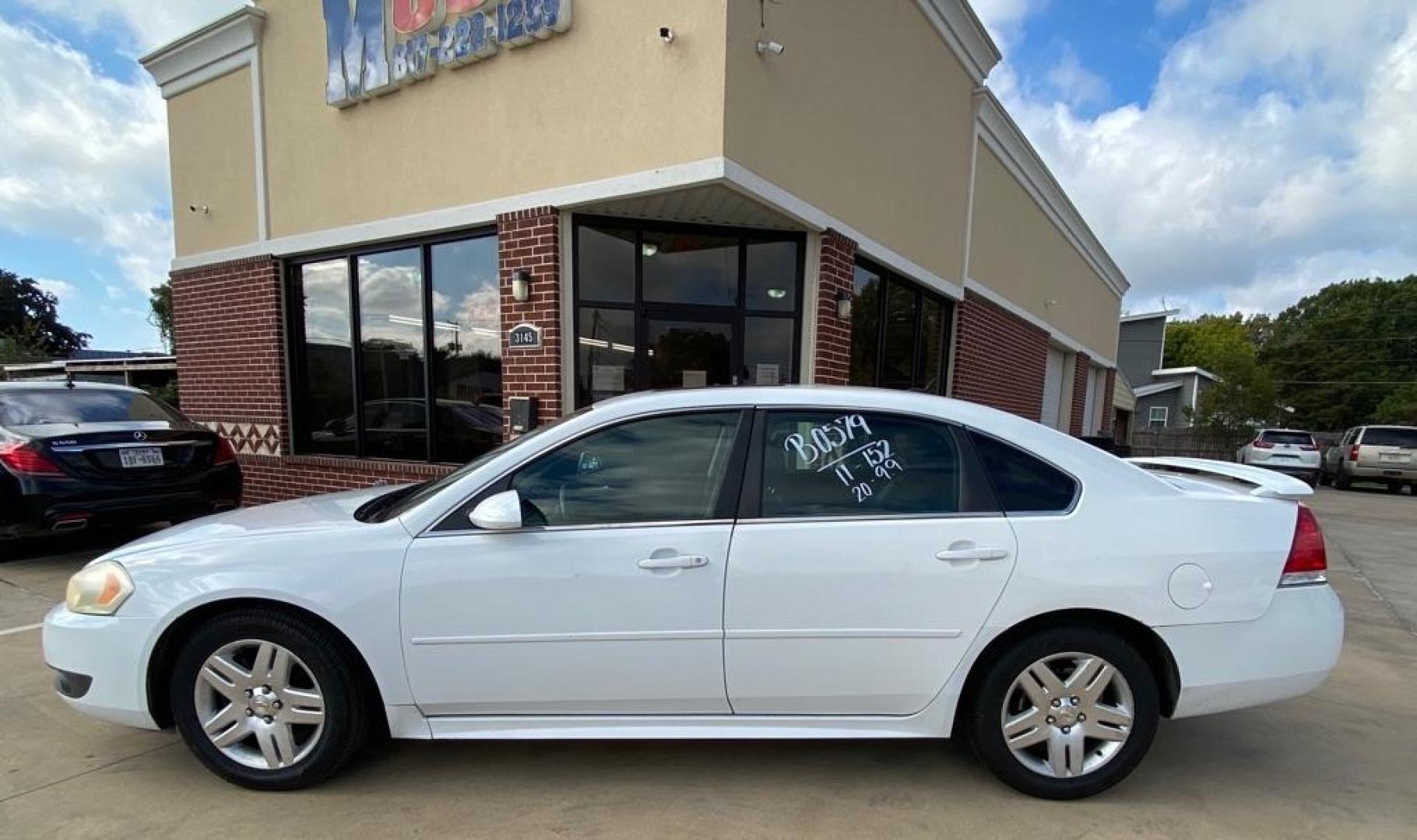 2011 WHITE CHEVROLET IMPALA LT (2G1WG5EK8B1) with an 3.5L engine, Automatic transmission, located at 4415 NE 28th St, Haltom City, TX, 76117, (817) 222-9334, 32.795322, -97.280937 - Photo#6