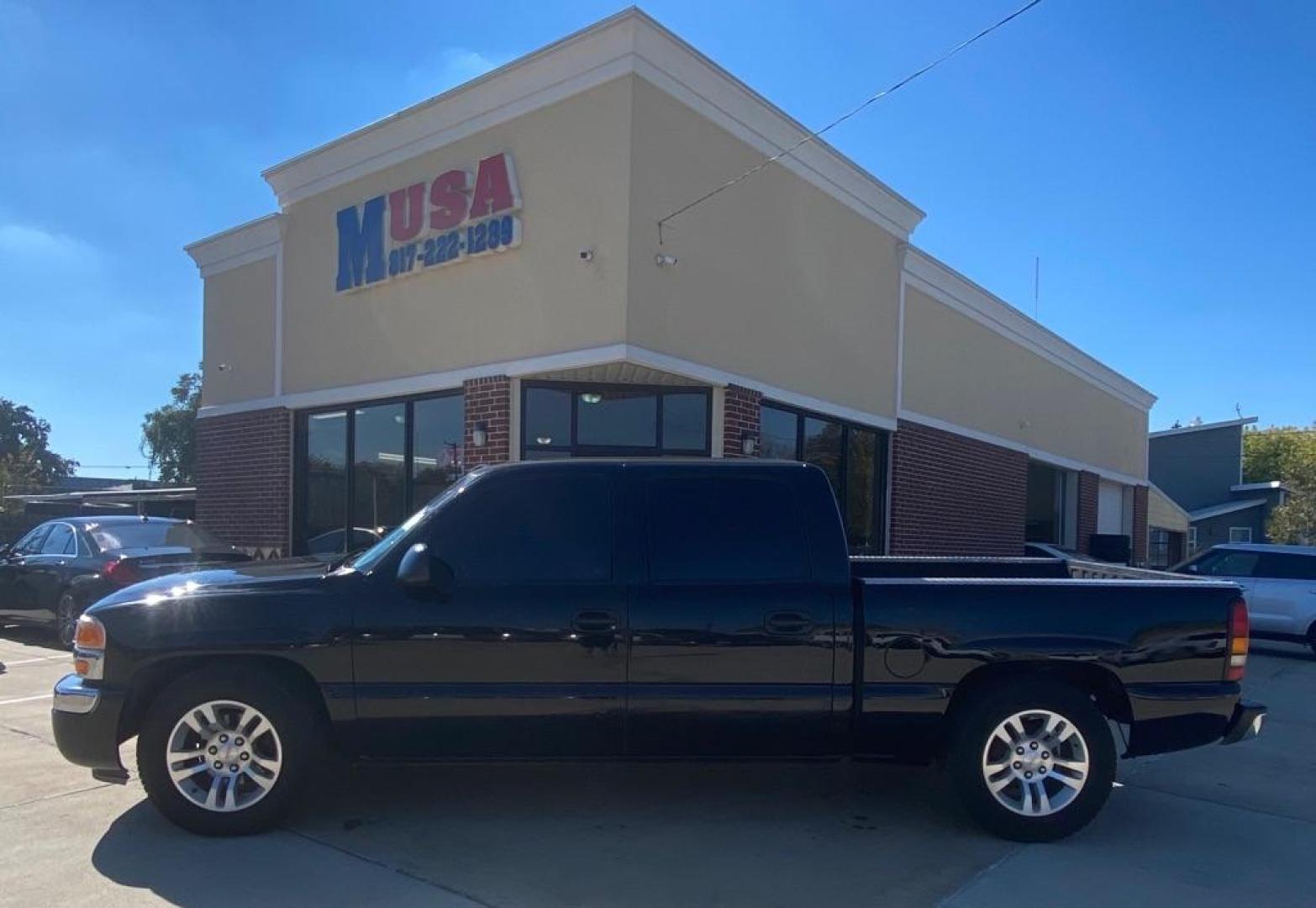 2005 BLACK GMC NEW SIERRA 1500 (2GTEC13T051) with an 5.3L engine, Automatic transmission, located at 4415 NE 28th St, Haltom City, TX, 76117, (817) 222-9334, 32.795322, -97.280937 - Photo#0