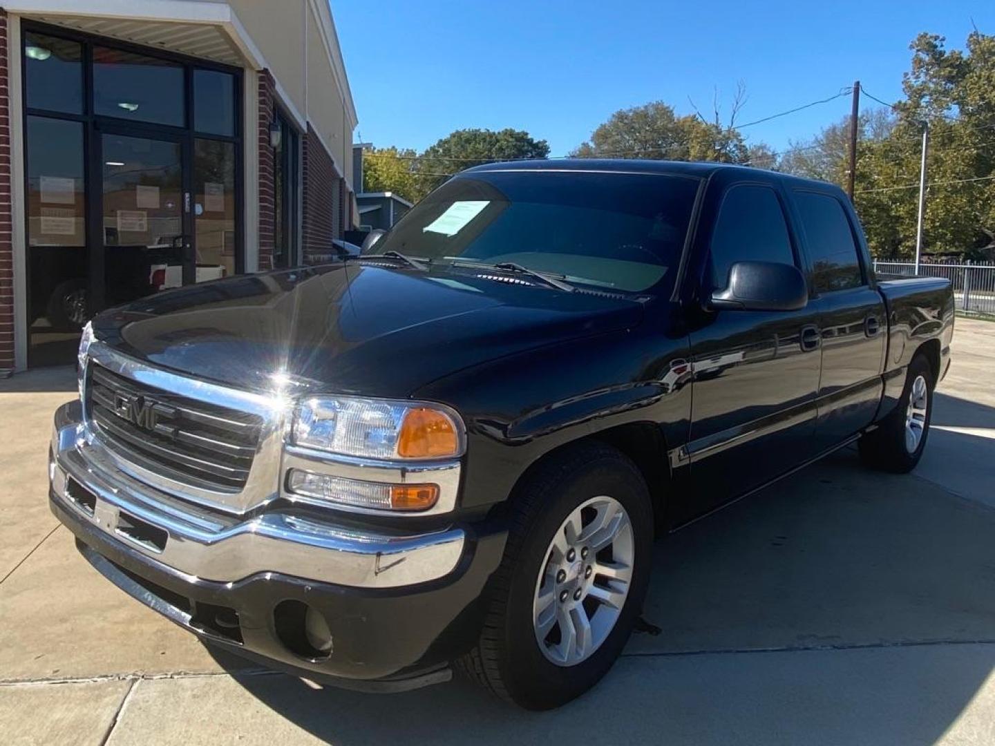 2005 BLACK GMC NEW SIERRA 1500 (2GTEC13T051) with an 5.3L engine, Automatic transmission, located at 4415 NE 28th St, Haltom City, TX, 76117, (817) 222-9334, 32.795322, -97.280937 - Photo#1