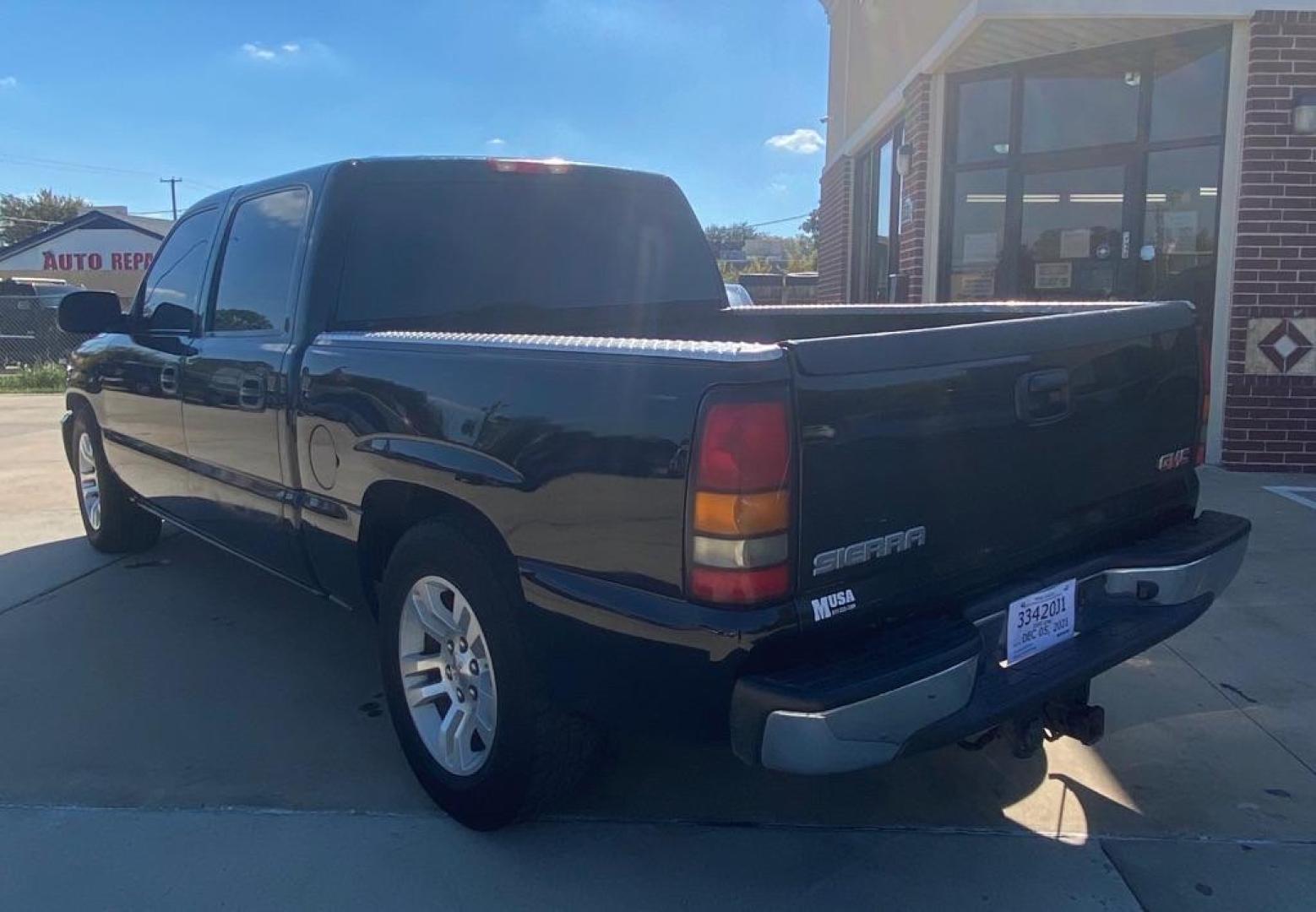 2005 BLACK GMC NEW SIERRA 1500 (2GTEC13T051) with an 5.3L engine, Automatic transmission, located at 4415 NE 28th St, Haltom City, TX, 76117, (817) 222-9334, 32.795322, -97.280937 - Photo#2