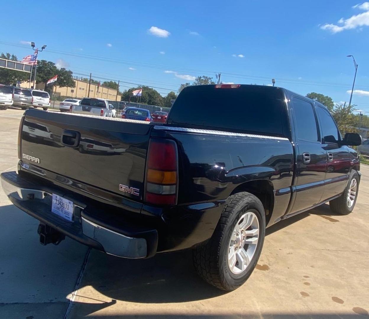 2005 BLACK GMC NEW SIERRA 1500 (2GTEC13T051) with an 5.3L engine, Automatic transmission, located at 4415 NE 28th St, Haltom City, TX, 76117, (817) 222-9334, 32.795322, -97.280937 - Photo#3