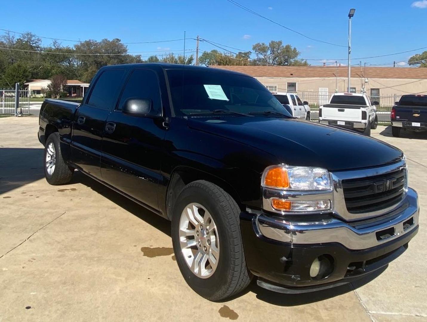 2005 BLACK GMC NEW SIERRA 1500 (2GTEC13T051) with an 5.3L engine, Automatic transmission, located at 4415 NE 28th St, Haltom City, TX, 76117, (817) 222-9334, 32.795322, -97.280937 - Photo#4