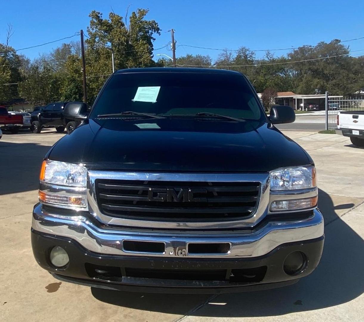 2005 BLACK GMC NEW SIERRA 1500 (2GTEC13T051) with an 5.3L engine, Automatic transmission, located at 4415 NE 28th St, Haltom City, TX, 76117, (817) 222-9334, 32.795322, -97.280937 - Photo#5