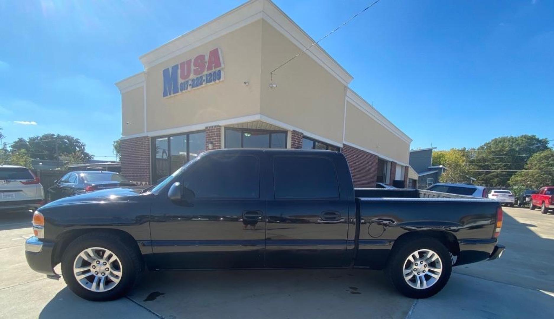 2005 BLACK GMC NEW SIERRA 1500 (2GTEC13T051) with an 5.3L engine, Automatic transmission, located at 4415 NE 28th St, Haltom City, TX, 76117, (817) 222-9334, 32.795322, -97.280937 - Photo#6