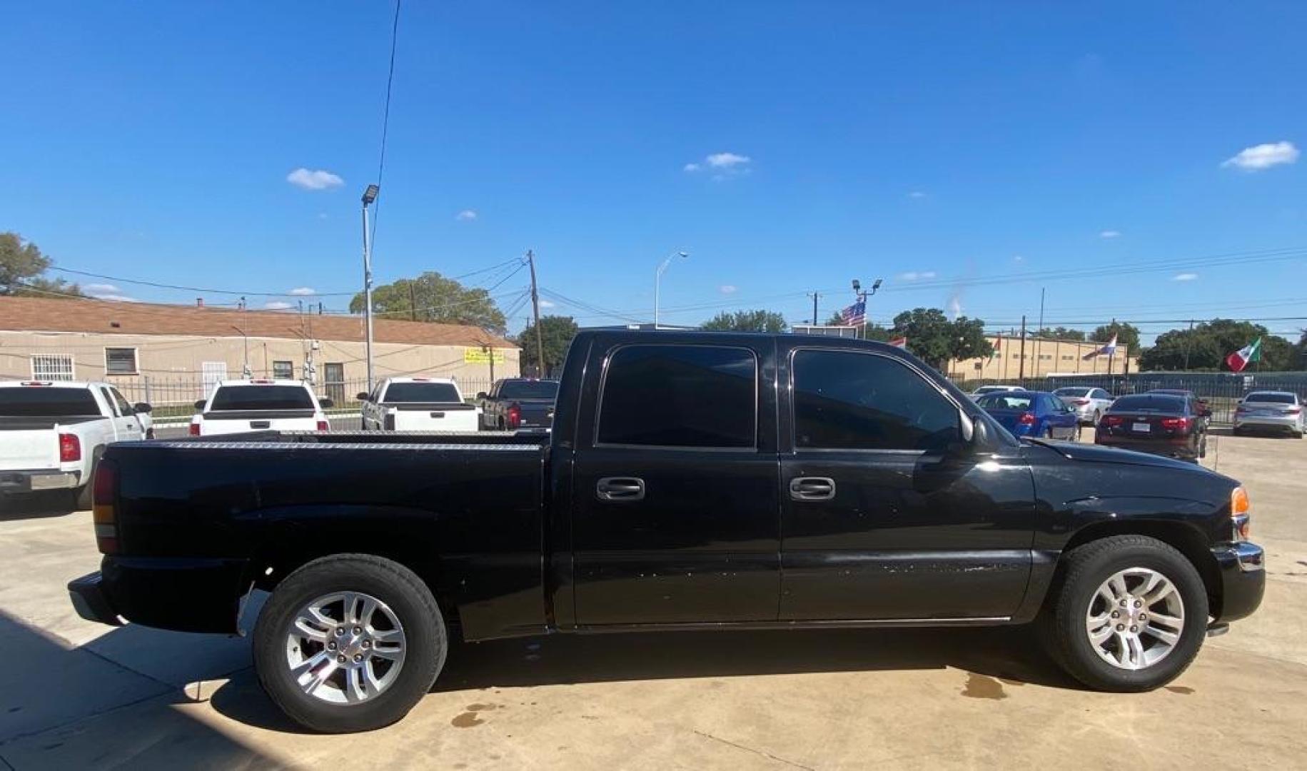 2005 BLACK GMC NEW SIERRA 1500 (2GTEC13T051) with an 5.3L engine, Automatic transmission, located at 4415 NE 28th St, Haltom City, TX, 76117, (817) 222-9334, 32.795322, -97.280937 - Photo#7