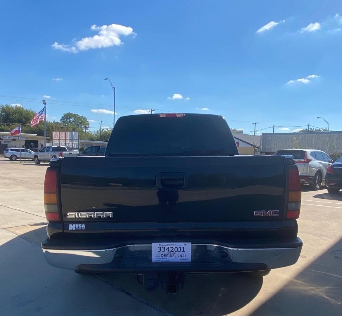 2005 BLACK GMC NEW SIERRA 1500 (2GTEC13T051) with an 5.3L engine, Automatic transmission, located at 4415 NE 28th St, Haltom City, TX, 76117, (817) 222-9334, 32.795322, -97.280937 - Photo#8