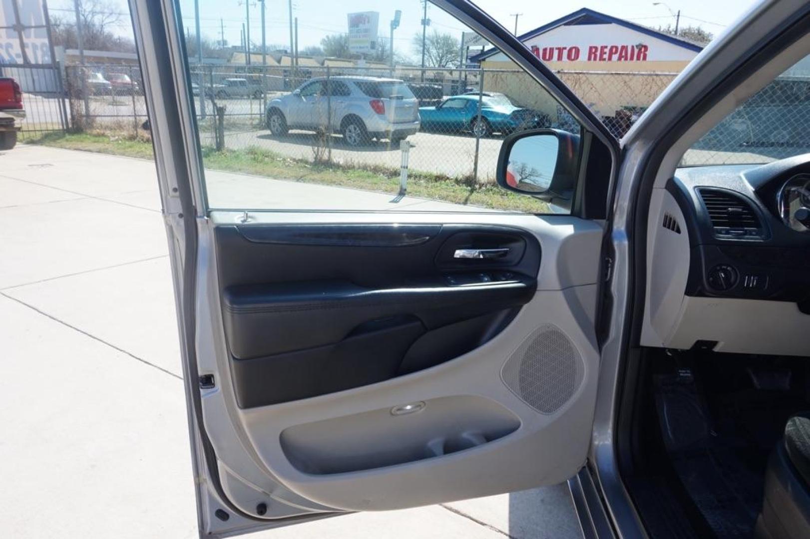 2015 SILVER DODGE GRAND CARAVAN SE (2C4RDGBG6FR) with an 3.6L engine, Automatic transmission, located at 4415 NE 28th St, Haltom City, TX, 76117, (817) 222-9334, 32.795322, -97.280937 - Photo#7