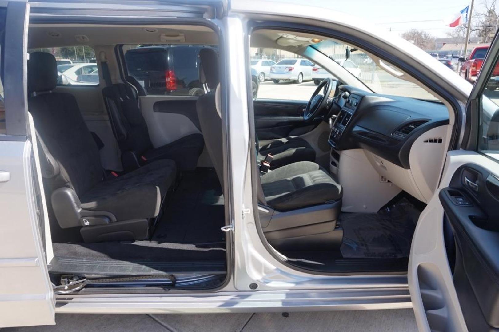 2015 SILVER DODGE GRAND CARAVAN SE (2C4RDGBG6FR) with an 3.6L engine, Automatic transmission, located at 4415 NE 28th St, Haltom City, TX, 76117, (817) 222-9334, 32.795322, -97.280937 - Photo#22