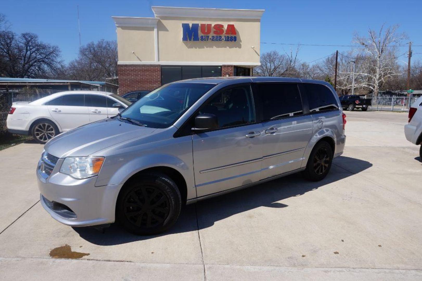 2015 SILVER DODGE GRAND CARAVAN SE (2C4RDGBG6FR) with an 3.6L engine, Automatic transmission, located at 4415 NE 28th St, Haltom City, TX, 76117, (817) 222-9334, 32.795322, -97.280937 - Photo#0