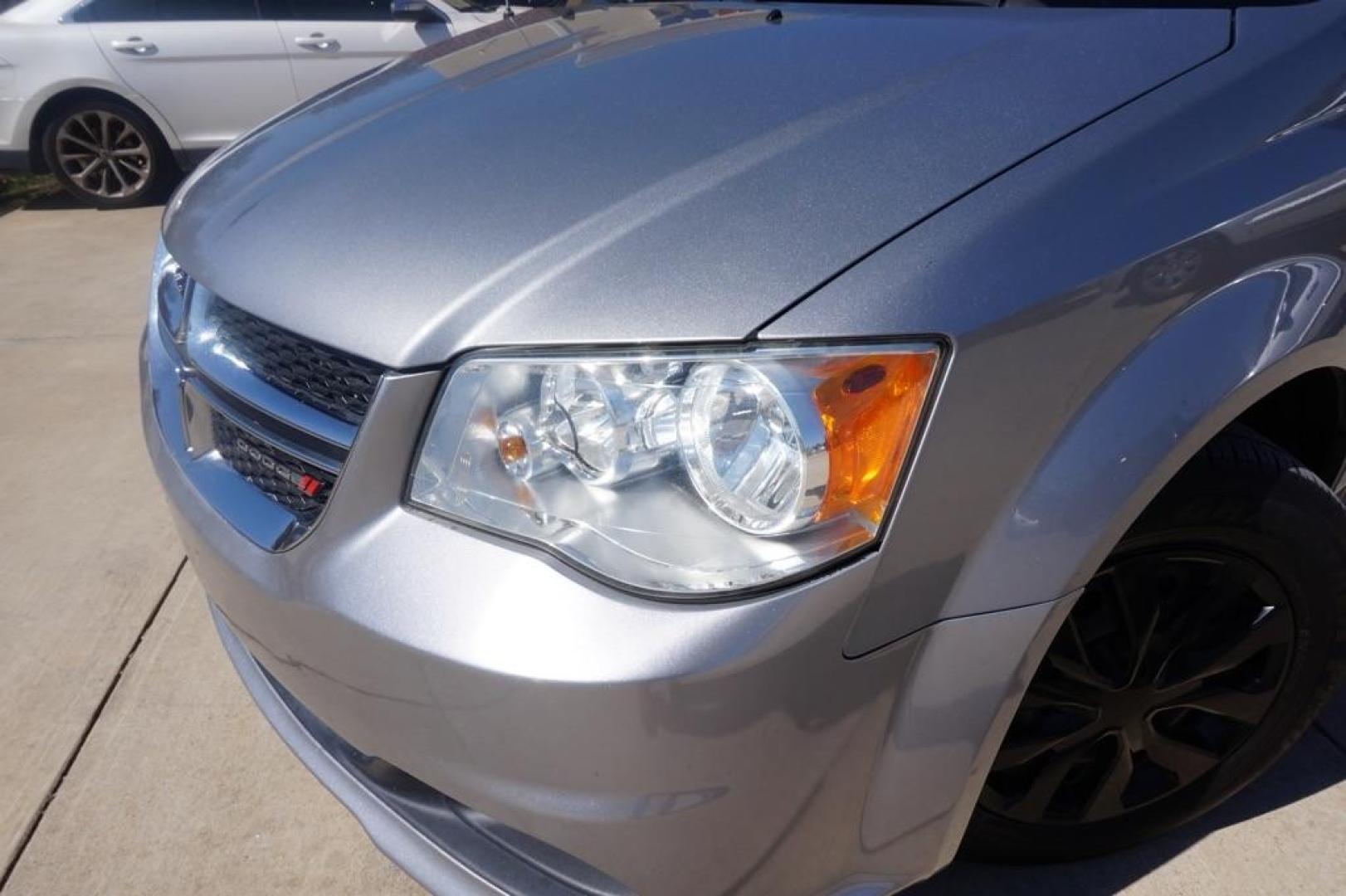 2015 SILVER DODGE GRAND CARAVAN SE (2C4RDGBG6FR) with an 3.6L engine, Automatic transmission, located at 4415 NE 28th St, Haltom City, TX, 76117, (817) 222-9334, 32.795322, -97.280937 - Photo#1